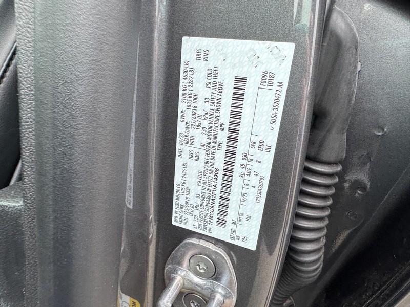 Ford Escape Vehicle Full-screen Gallery Image 27