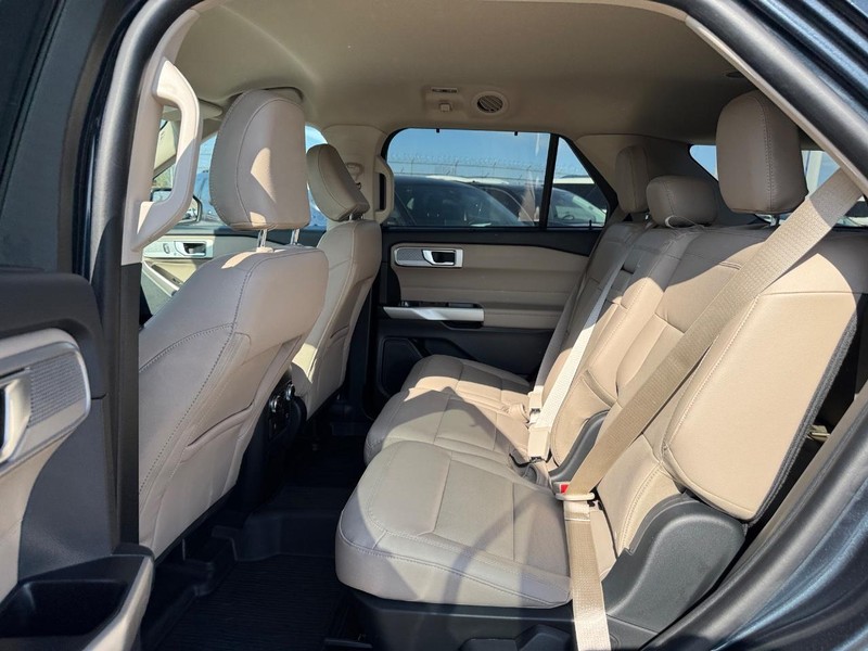 Ford Explorer Vehicle Full-screen Gallery Image 12
