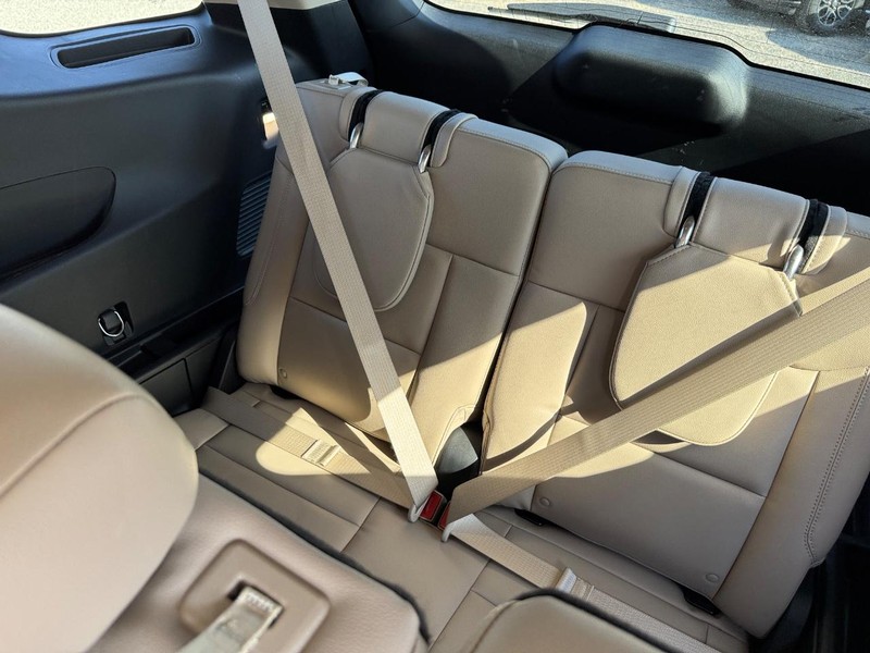 Ford Explorer Vehicle Full-screen Gallery Image 13
