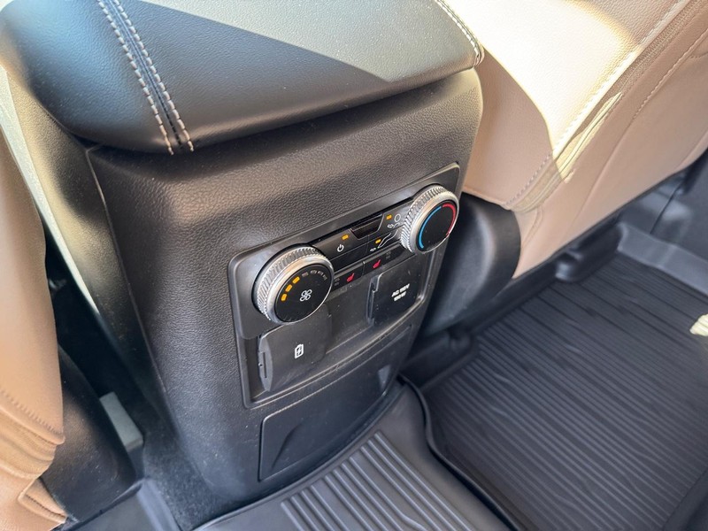 Ford Explorer Vehicle Full-screen Gallery Image 14