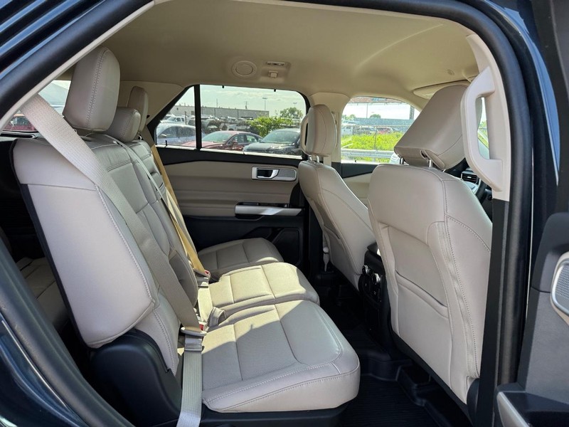 Ford Explorer Vehicle Full-screen Gallery Image 15