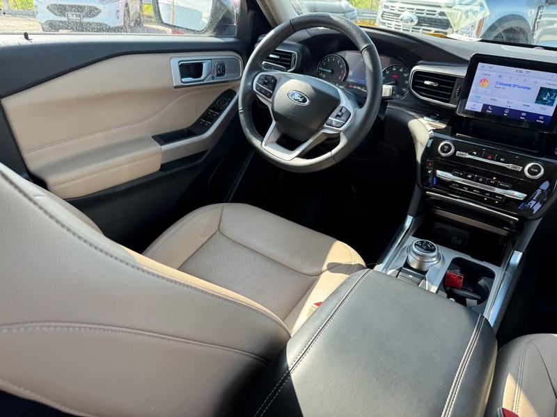 Ford Explorer Vehicle Full-screen Gallery Image 16