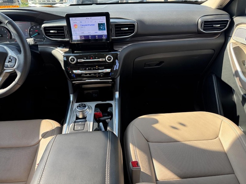 Ford Explorer Vehicle Full-screen Gallery Image 18