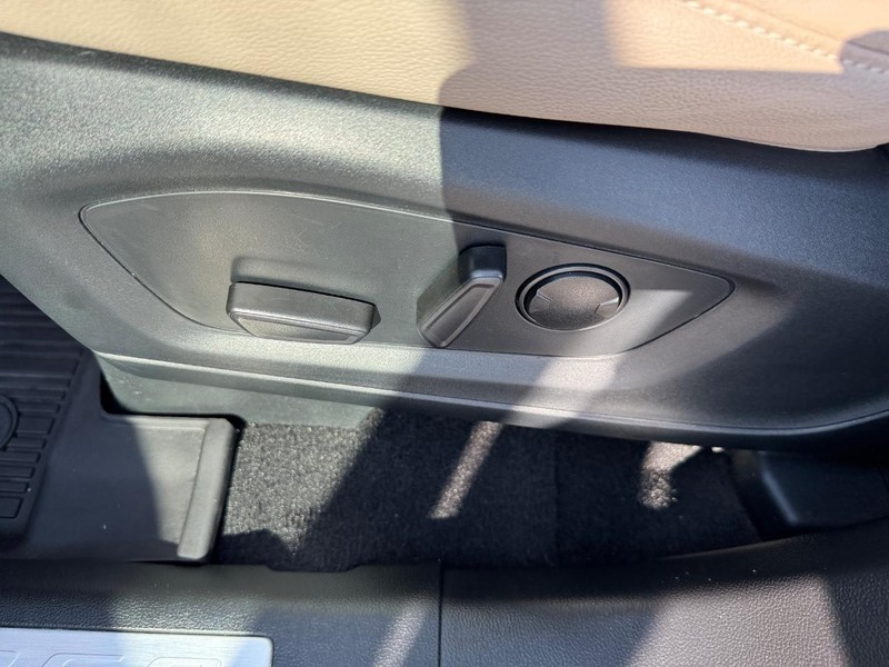 Ford Explorer Vehicle Full-screen Gallery Image 19