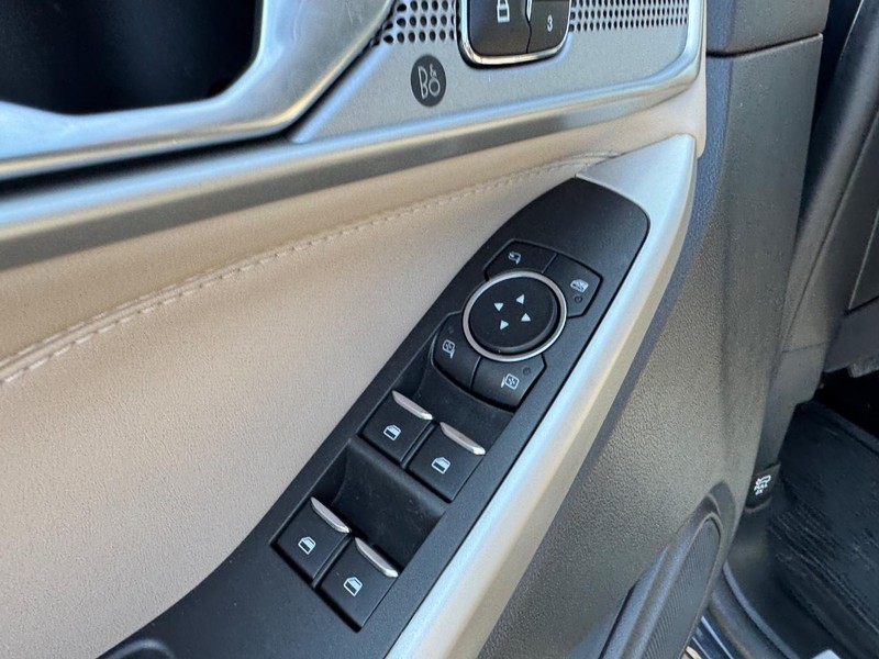 Ford Explorer Vehicle Full-screen Gallery Image 20