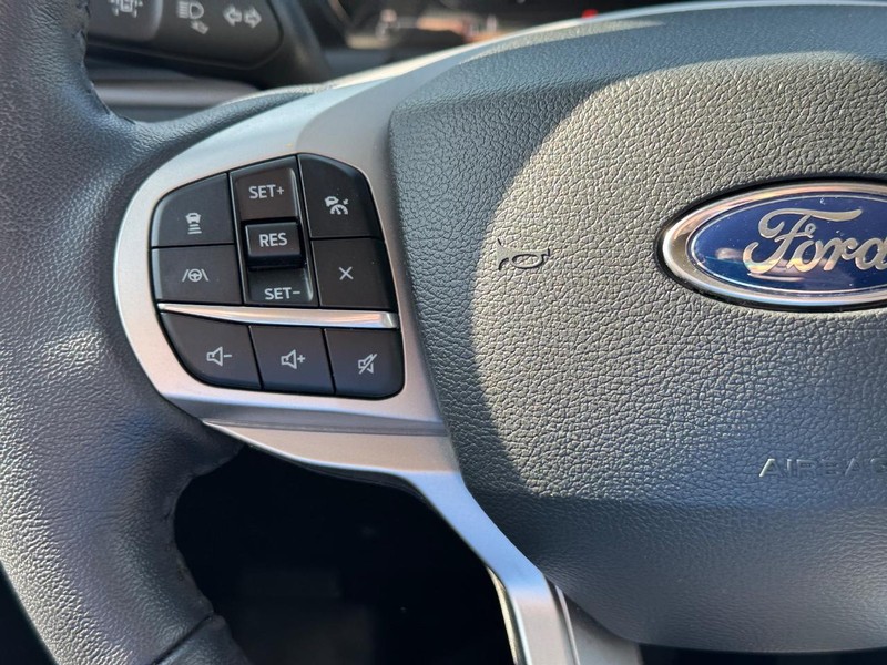 Ford Explorer Vehicle Full-screen Gallery Image 23