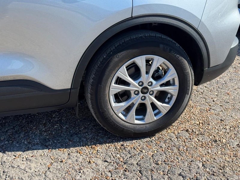 Ford Escape Vehicle Full-screen Gallery Image 11