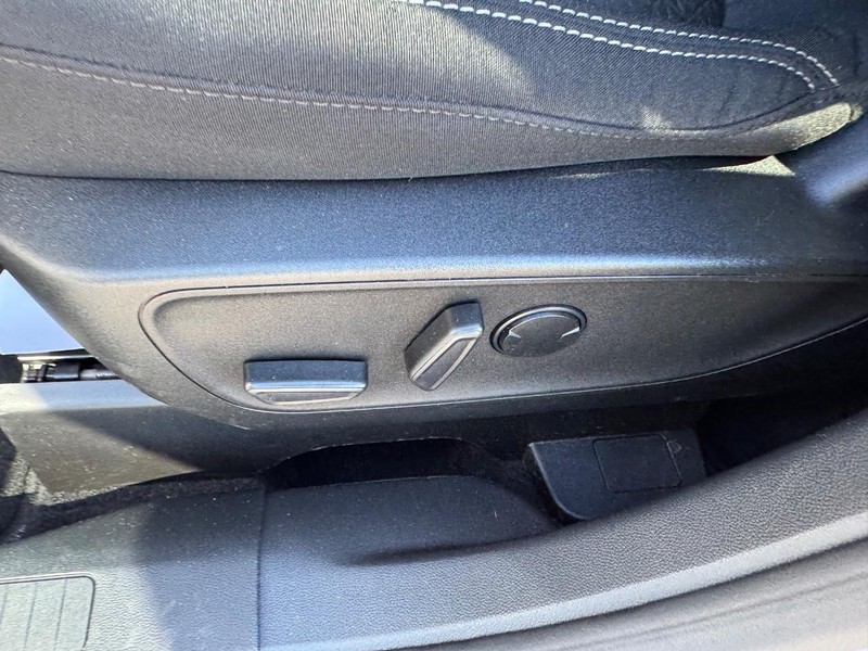 Ford Escape Vehicle Full-screen Gallery Image 17