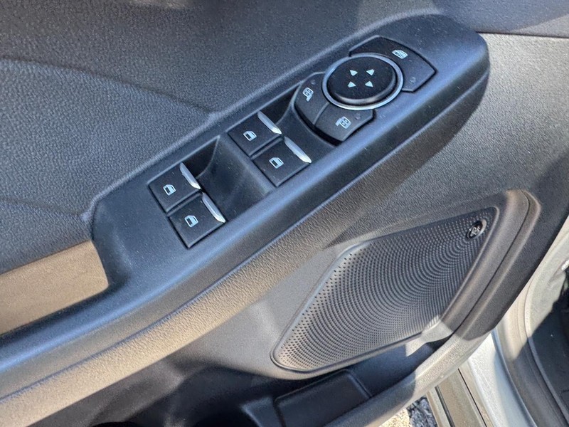 Ford Escape Vehicle Full-screen Gallery Image 18
