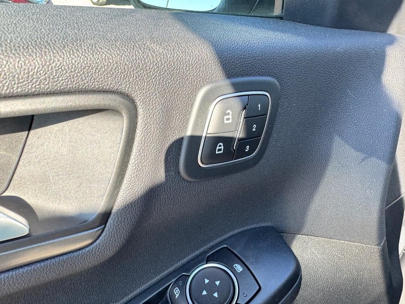 Ford Escape Vehicle Full-screen Gallery Image 19