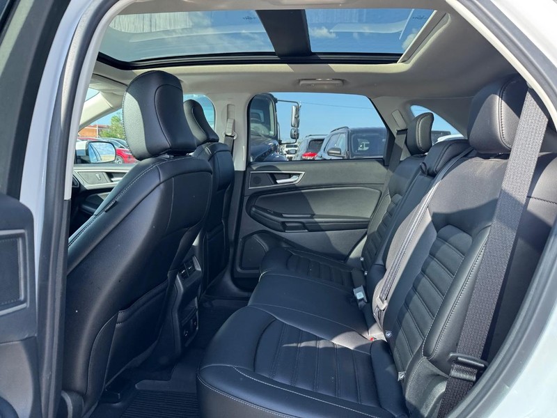 Ford Edge Vehicle Full-screen Gallery Image 12