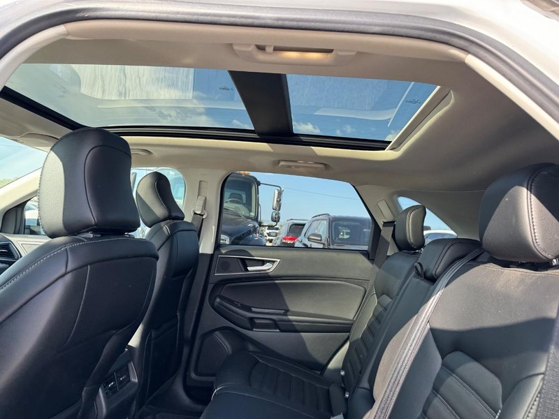 Ford Edge Vehicle Full-screen Gallery Image 13