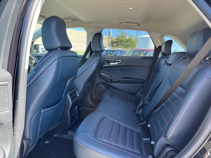 Ford Edge Vehicle Full-screen Gallery Image 12