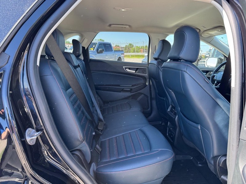 Ford Edge Vehicle Full-screen Gallery Image 13