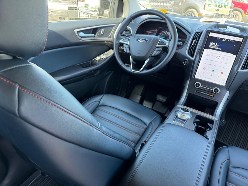 Ford Edge Vehicle Full-screen Gallery Image 14
