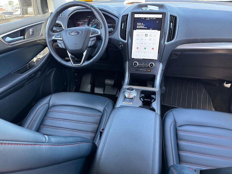 Ford Edge Vehicle Full-screen Gallery Image 15