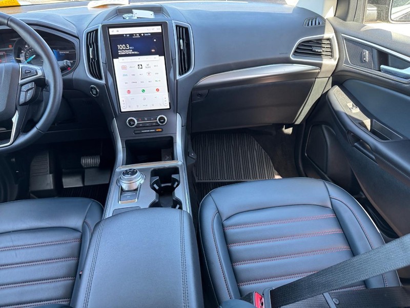 Ford Edge Vehicle Full-screen Gallery Image 16