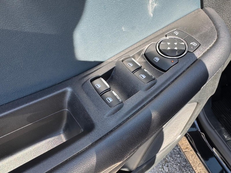 Ford Edge Vehicle Full-screen Gallery Image 17