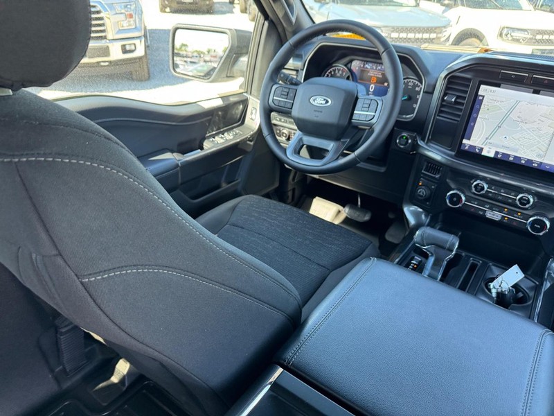 Ford F-150 Vehicle Full-screen Gallery Image 14