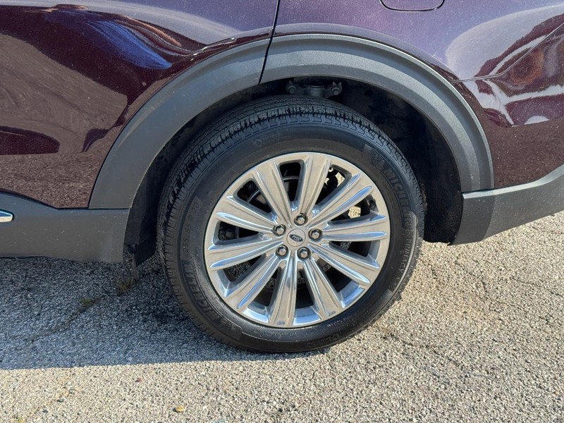 Ford Explorer Vehicle Full-screen Gallery Image 11