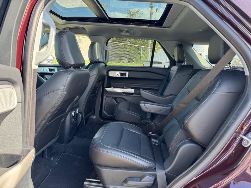 Ford Explorer Vehicle Full-screen Gallery Image 12