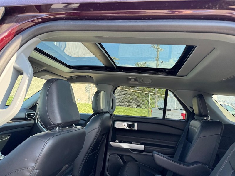 Ford Explorer Vehicle Full-screen Gallery Image 13