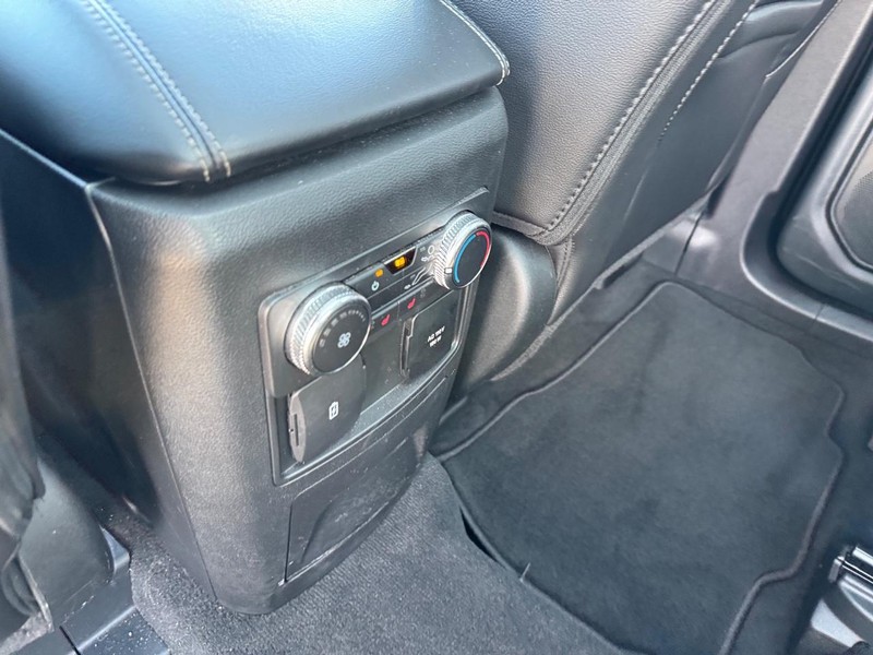 Ford Explorer Vehicle Full-screen Gallery Image 14
