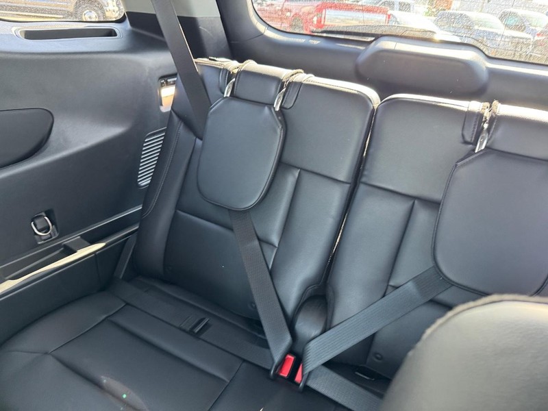 Ford Explorer Vehicle Full-screen Gallery Image 15