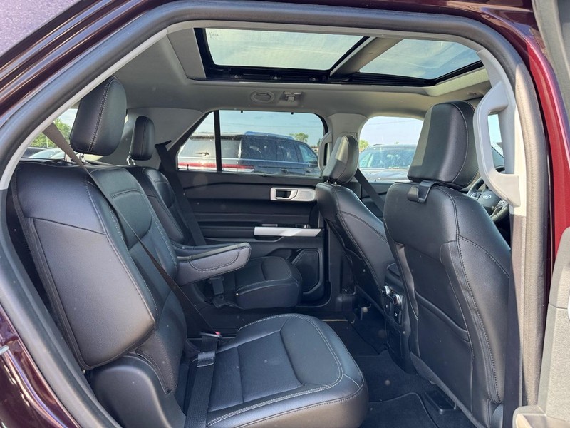 Ford Explorer Vehicle Full-screen Gallery Image 16