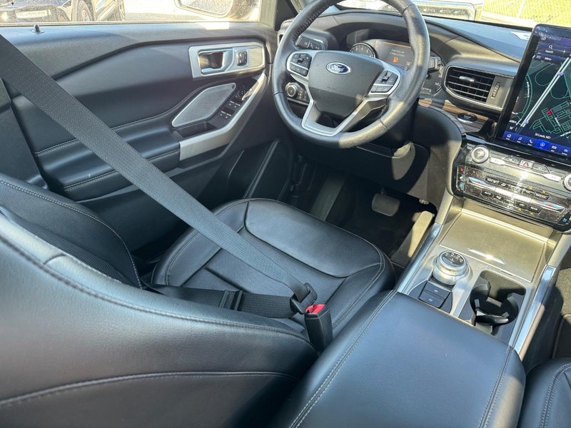 Ford Explorer Vehicle Full-screen Gallery Image 17
