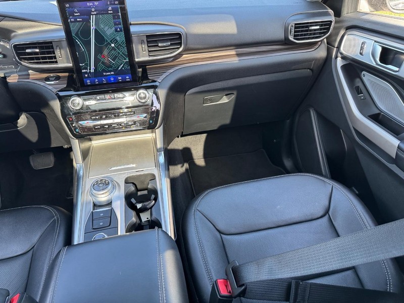 Ford Explorer Vehicle Full-screen Gallery Image 18