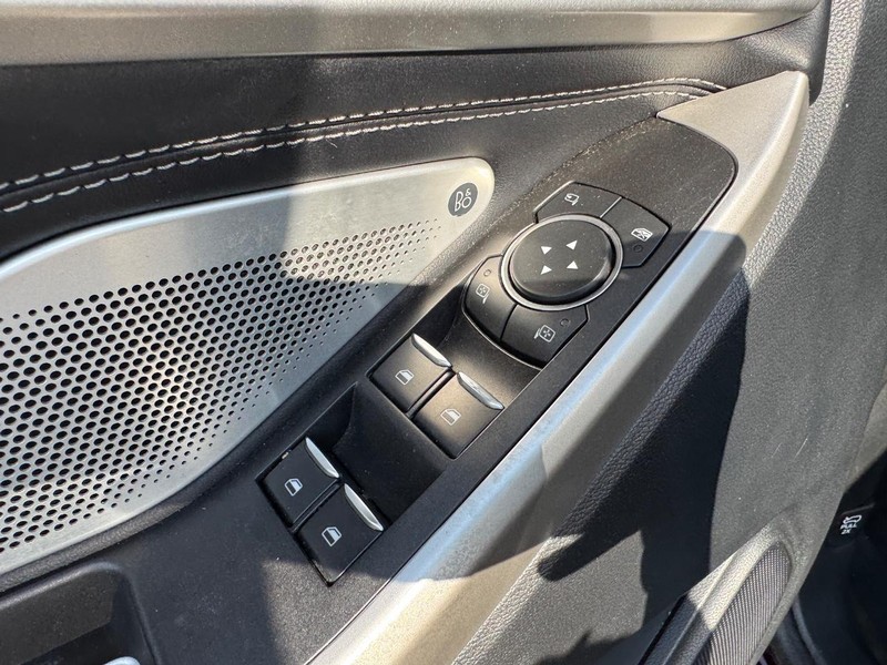 Ford Explorer Vehicle Full-screen Gallery Image 19