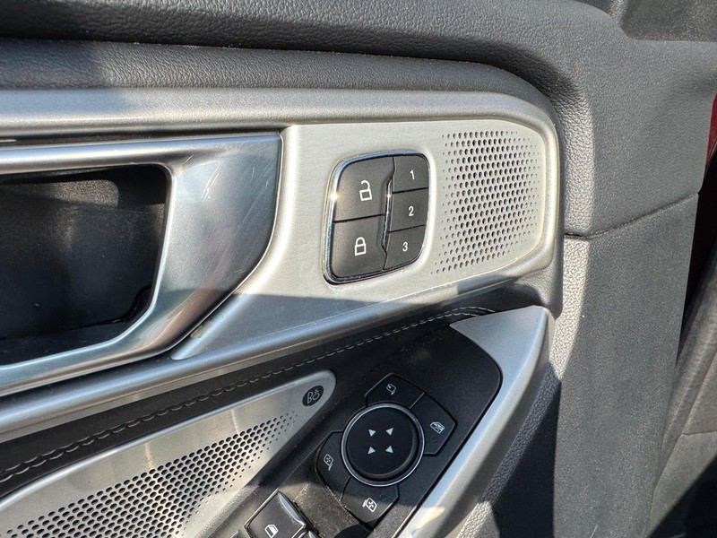 Ford Explorer Vehicle Full-screen Gallery Image 20