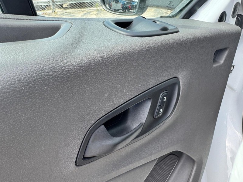 Ford Transit Passenger Wagon Vehicle Full-screen Gallery Image 18
