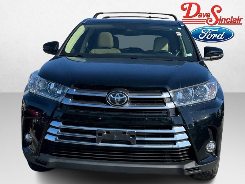 Toyota Highlander Vehicle Full-screen Gallery Image 02