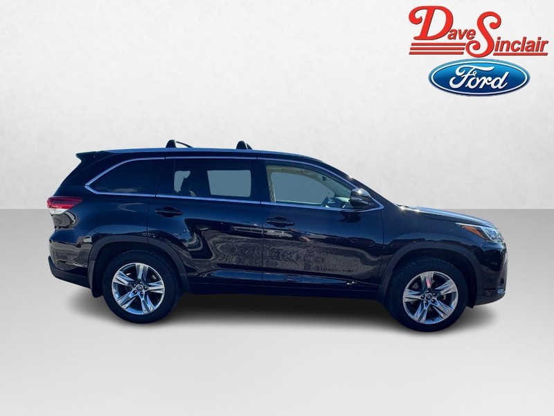 Toyota Highlander Vehicle Full-screen Gallery Image 05