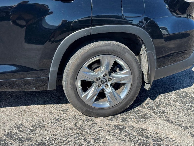 Toyota Highlander Vehicle Full-screen Gallery Image 11