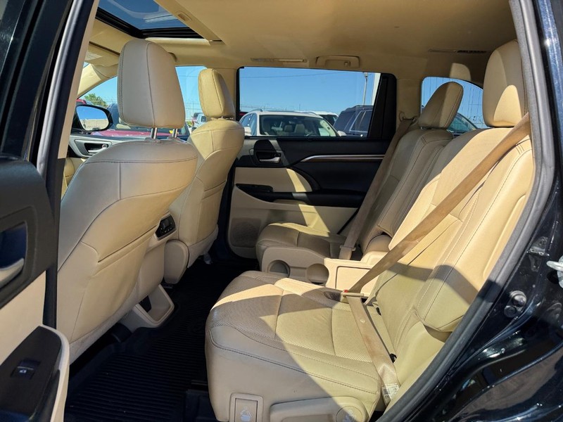 Toyota Highlander Vehicle Full-screen Gallery Image 12