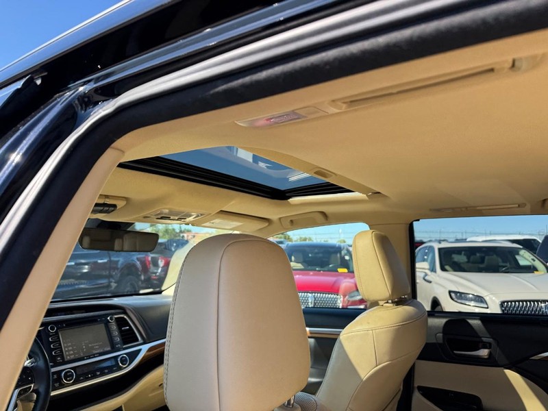Toyota Highlander Vehicle Full-screen Gallery Image 13