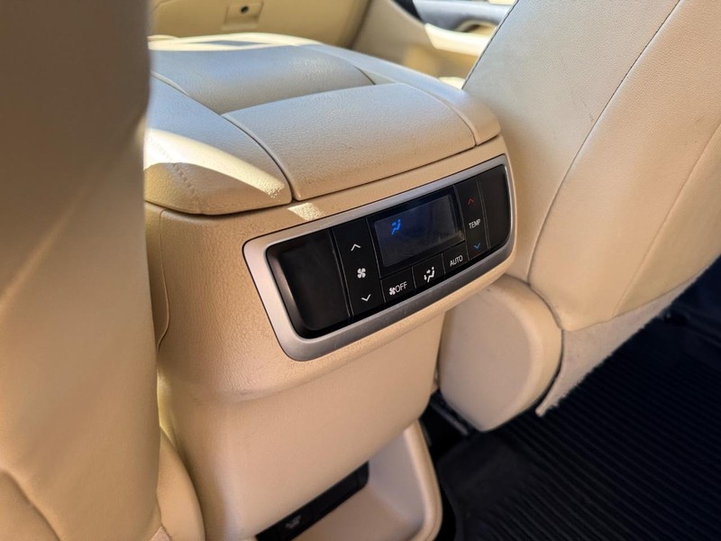 Toyota Highlander Vehicle Full-screen Gallery Image 14
