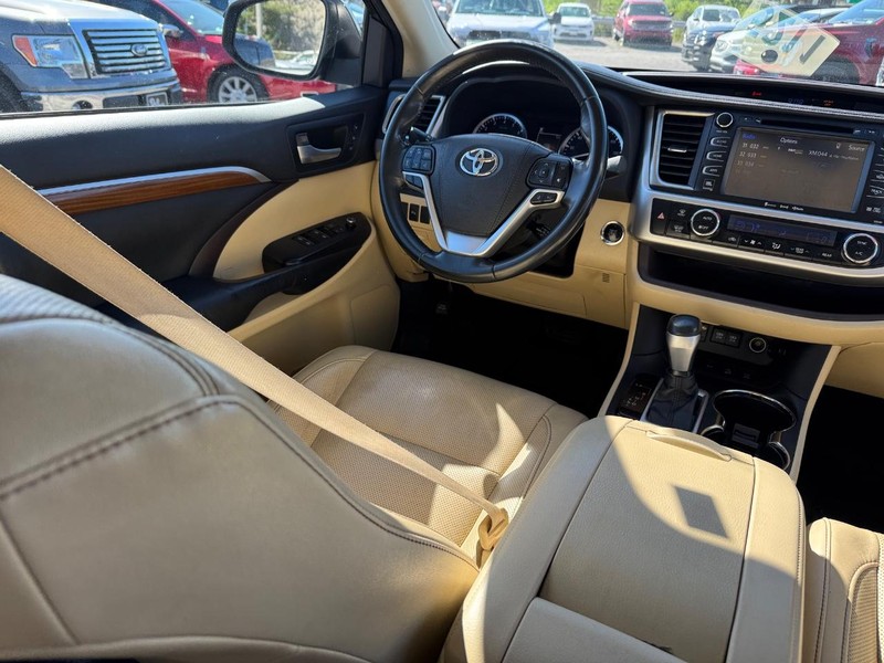 Toyota Highlander Vehicle Full-screen Gallery Image 17