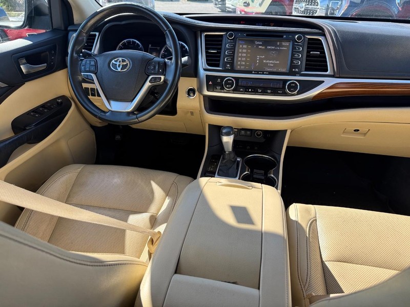 Toyota Highlander Vehicle Full-screen Gallery Image 18
