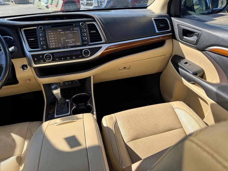 Toyota Highlander Vehicle Full-screen Gallery Image 19