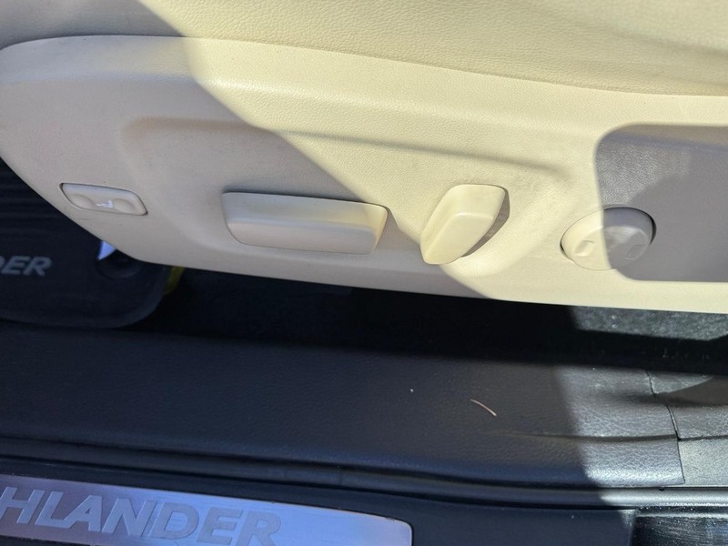 Toyota Highlander Vehicle Full-screen Gallery Image 20