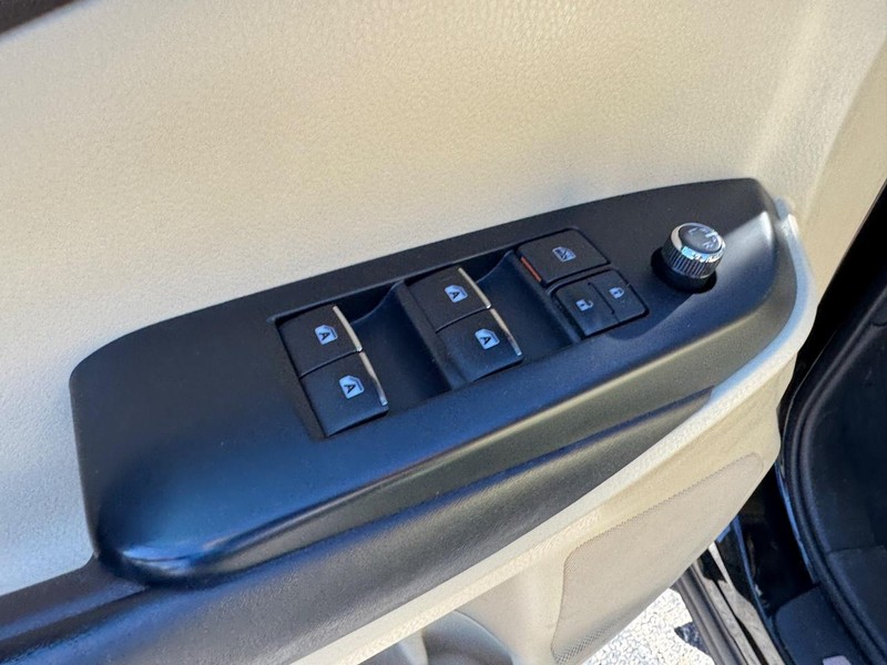 Toyota Highlander Vehicle Full-screen Gallery Image 21