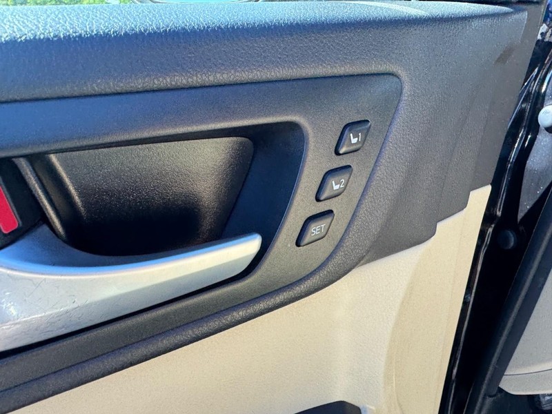 Toyota Highlander Vehicle Full-screen Gallery Image 22
