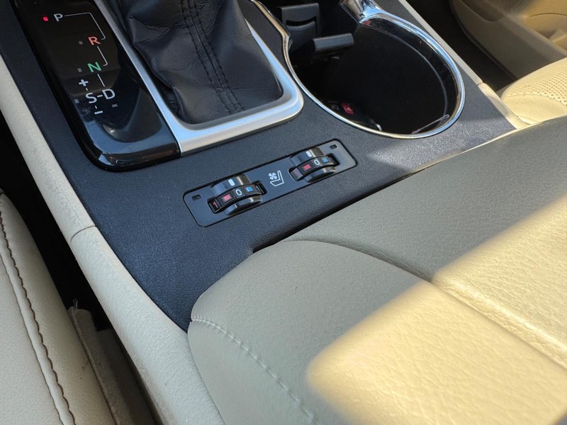 Toyota Highlander Vehicle Full-screen Gallery Image 23