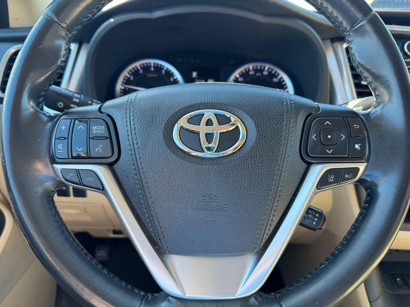 Toyota Highlander Vehicle Full-screen Gallery Image 24
