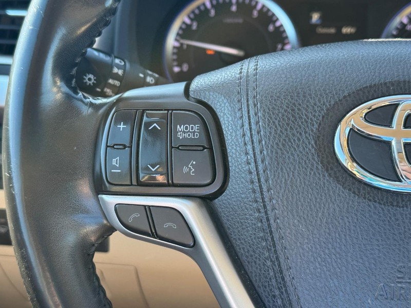 Toyota Highlander Vehicle Full-screen Gallery Image 25