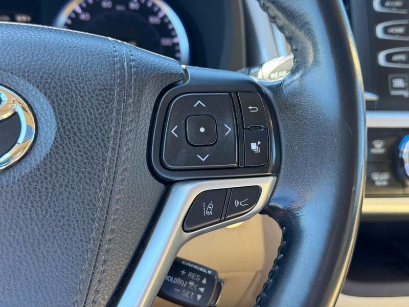 Toyota Highlander Vehicle Full-screen Gallery Image 26